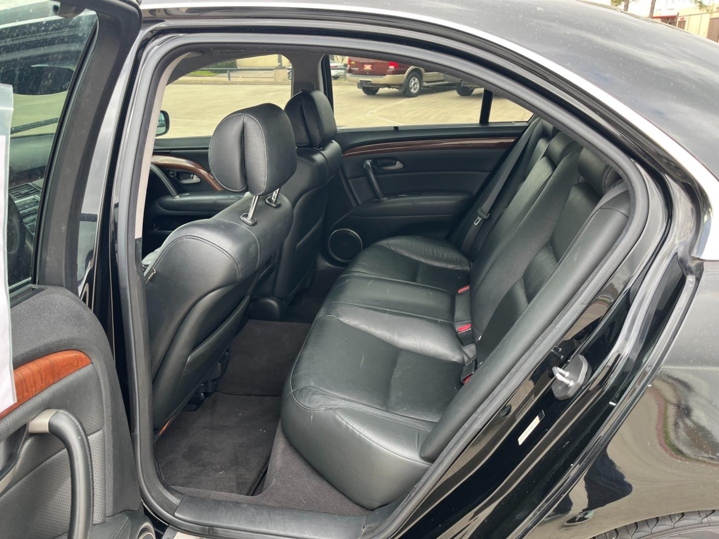 2005 Black /black Acura RL 3.5RL with Navigation System (JH4KB165X5C) with an 3.5L V6 SOHC 24V engine, 5-Speed Automatic Overdrive transmission, located at 14700 Tomball Parkway 249, Houston, TX, 77086, (281) 444-2200, 29.928619, -95.504074 - Photo#9